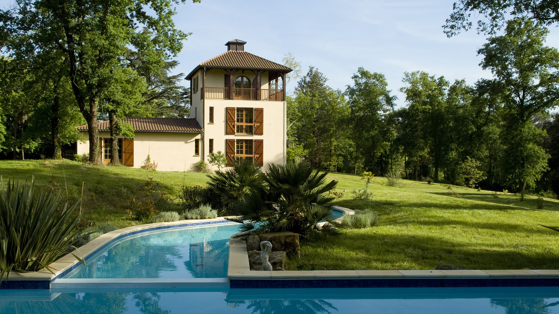 Maison contemporaine avec piscine et vue