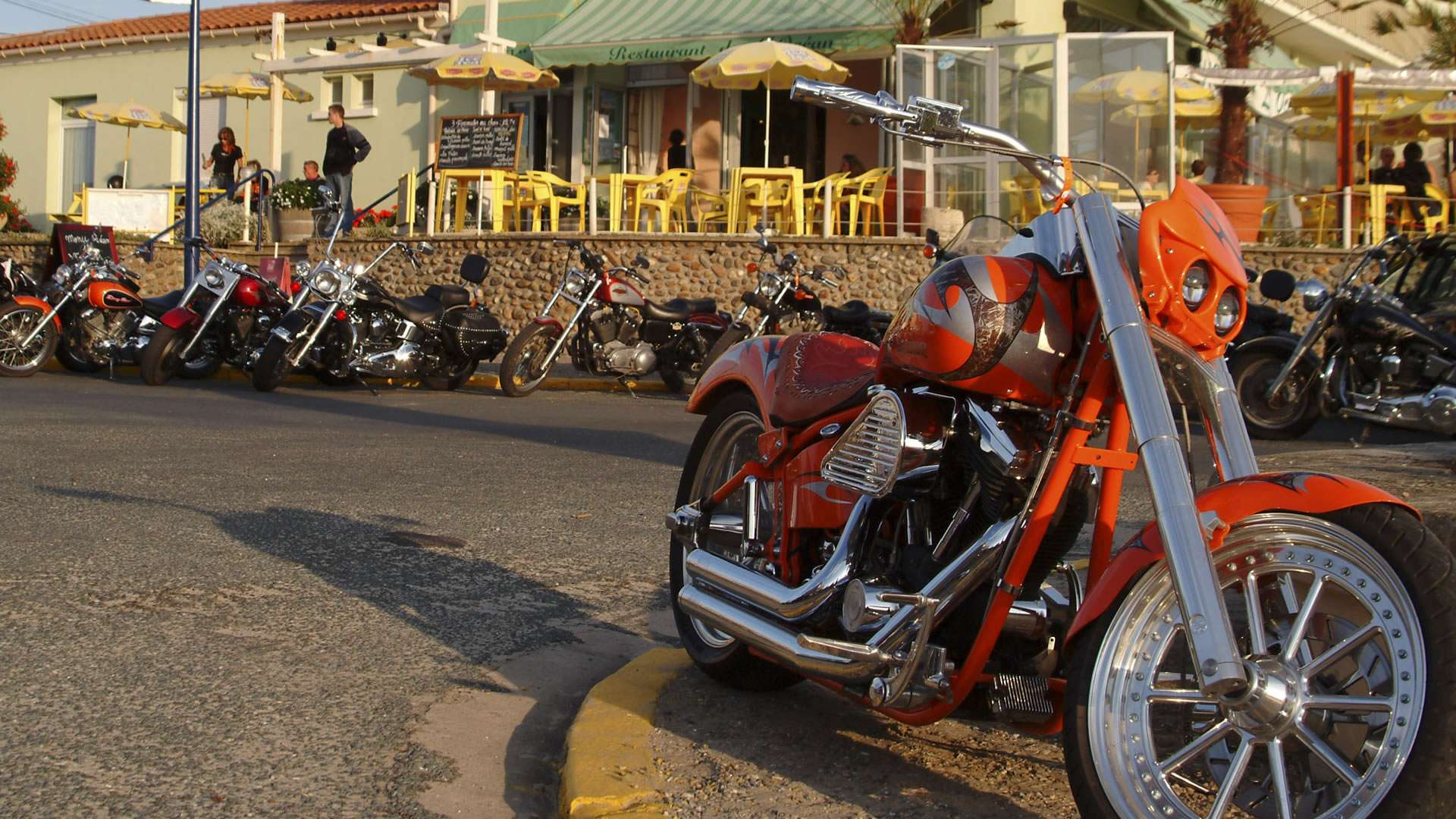 Grande parade des motos le dimanche matin à l'entrée de la ville