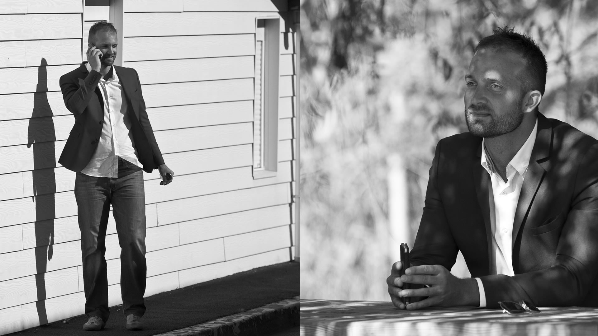 Deux photos en noir et blanc d'un homme en blazer : au téléphone près d'un mur de planches blanches, et assis dehors un téléphone à la main